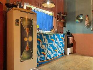 Cozinha tem cortina da pia estampada por tucanos do bico colorido. (Foto: Arquivo pessoal)