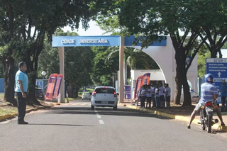 Entrada da Cidade Universitária da UFMS, em Campo Grande. (Foto: Arquivo/Campo Grande News)