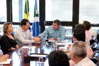 Encontro entre o governador Eduardo Riedel e prefeito de Chapadão do Sul (Álvaro Rezende/Governo MS)