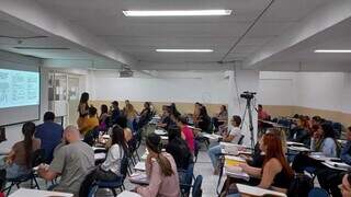 Alunos durante aulas voltadas ao concurso para professores da Reme em Campo Grande. (Foto: Divulgação)