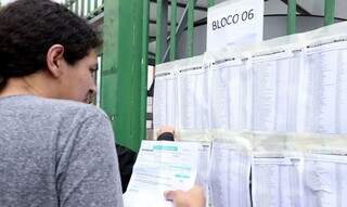 Candidato observa lista de candidatos (Foto: Valter Campanato/Agência Brasil)
