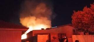 Inc&ecirc;ndio durante a noite destr&oacute;i casa de madeira e assusta moradores