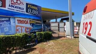 Atropelado por caminhonete que invadiu posto, funcion&aacute;rio tem m&atilde;o amputada