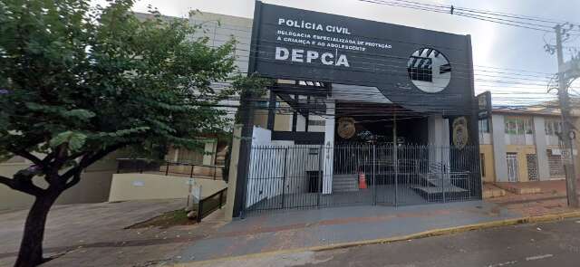  &quot;Jamais faria isso&quot;, diz professor de futebol acusado de pedir nudes