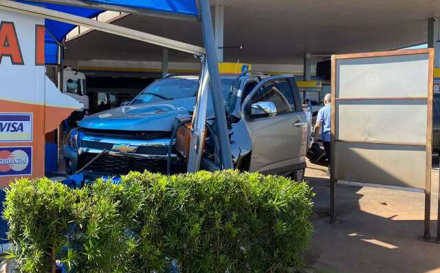 Atropelado por caminhonete que invadiu posto, funcion&aacute;rio tem m&atilde;o amputada