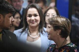 Prefeita, ao fundo, e senadora Tereza Cristina conversando com vereador Tiago Vargas (Foto: Marcos Maluf)
