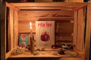 Altar para Rita Lee tem pedras que representam cidades. (Foto: Arquivo pessoal)