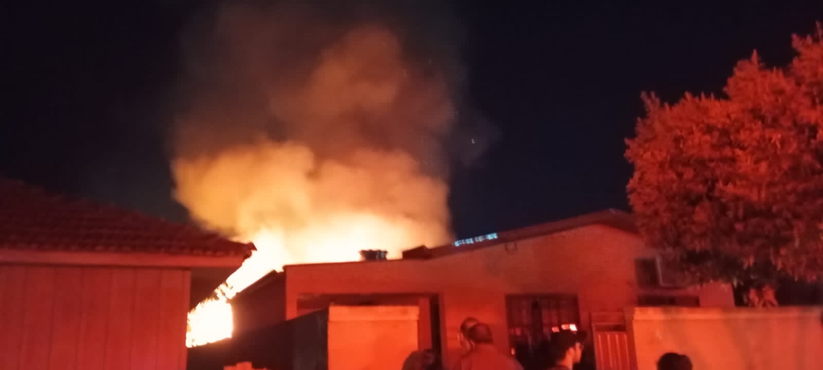 Incêndio durante a noite destrói casa de madeira e assusta moradores