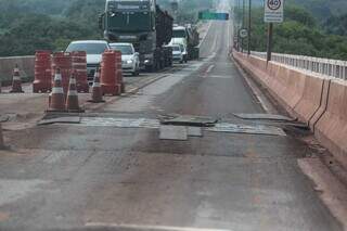 Sistema pare e siga implantado sobre a ponte do Rio Paraguai, também com asfalto deteriorado (Foto: Marcos Maluf)