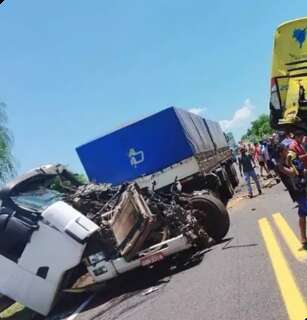 Ônibus com 41 passageiros bate em duas carretas e uma pessoa morre na BR-163