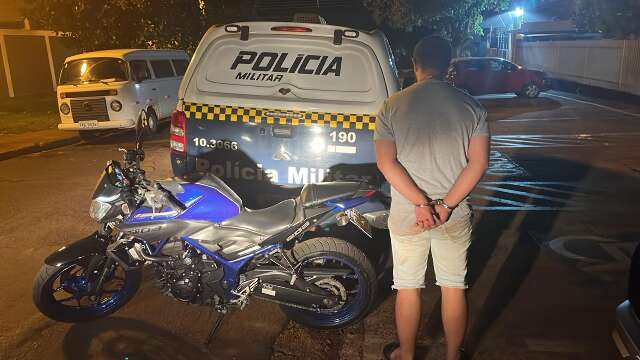 Jovem faz manobra radical com moto esportiva e tenta subornar policiais