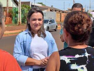 Prefeita de Campo Grande, Adriane Lopes (PP), fala com moradores em bairro da região Sul da Capital. (Foto: Roberto Ajala)