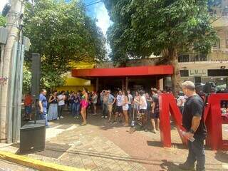 Foliões se reúnem em frente ao Bar do Zé, na Rua Barão do Rio Branco (Foto: Thailla Torres)