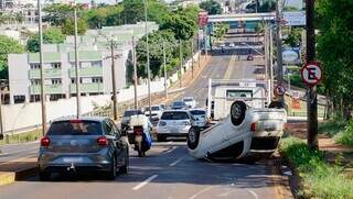 Carro capotado na Avenida Ceará na manhã deste sábado. (Foto: Alex Machado)