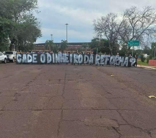 &quot;Cad&ecirc; o dinheiro da reforma?&quot;, cobram torcedores do Oper&aacute;rio em protesto