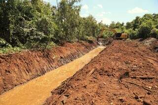 Com o uso de escavadeiras hidráulicas, Prefeitura inicia obras no córrego Imbirussu, no bairro Zé Pereira (Foto: Divulgação)