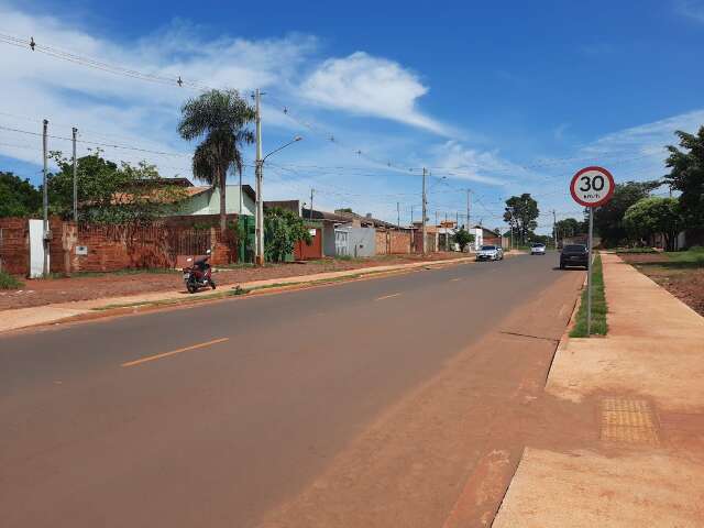 Via que era asfaltada s&oacute; &quot;no papel&quot; ganha pavimento e desafoga Rua da Divis&atilde;o