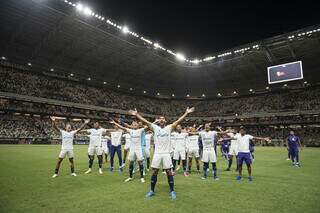 Jogadores do Cruzeiro comemorando vitória na Arena MRV (Foto: Divulgação/Cruzeiro) 