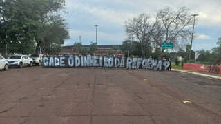 Faixa levandata pelo grupo de torcedores na tarde deste sábado (Foto: Divulgação)