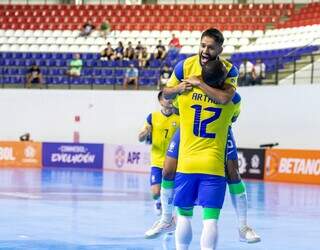 Jogadores do Brasil comemorando um dos gols sobre o Paraguai (Foto: Conmebol)