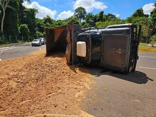 Caminhão com areia tombado na Avenida do Poeta, entrada do Parque dos Poderes. (Foto: Direto das Ruas)