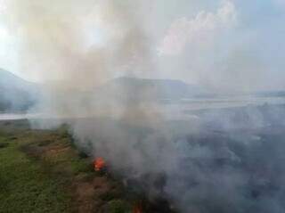 Fogo consome vegetação nativa às margens do Rio Paraguai, com a Serra do Amolar ao fundo (Foto: Corpo de Bombeiros)