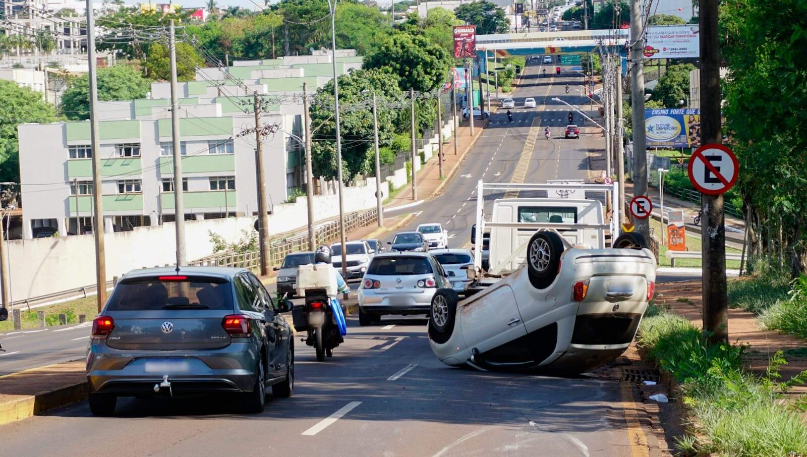 Motorista perde controle, capota e abandona carro na Rua Ceará