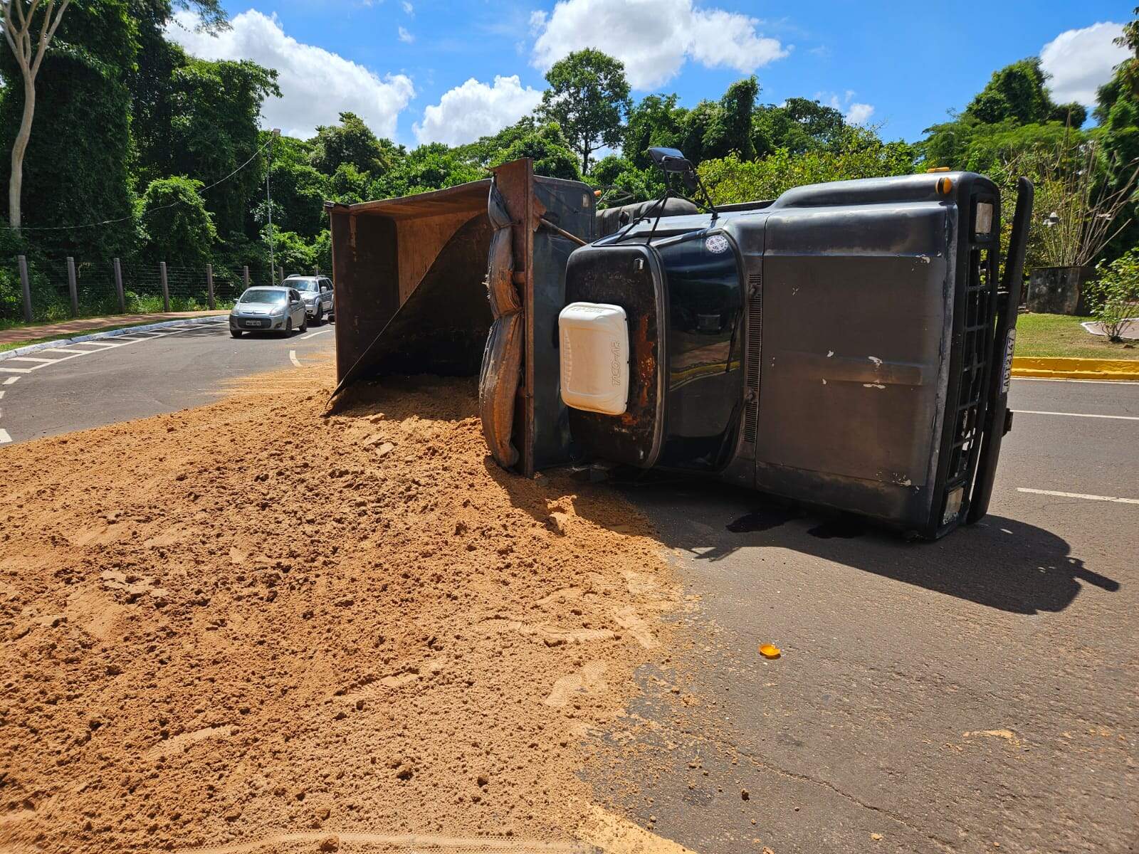 Caminhão carregado de areia bate em carro e tomba na Avenida Afonso Pena 