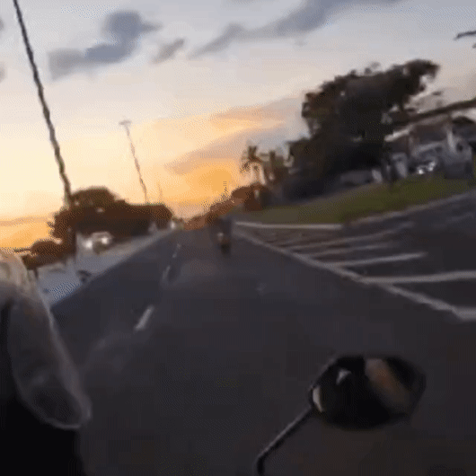  Vídeo mostra motociclista se desequilibrando até cair na Duque de Caxias