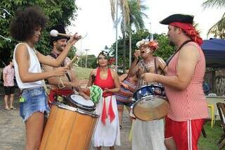 Bloco de Carnaval popular é acompanhado pela Anarcocharanga Evoé Baco