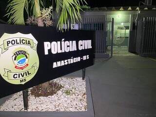 Fachada da delegacia onde o caso foi registrado na noite de ontem (4) (Foto: O Pantaneiro)