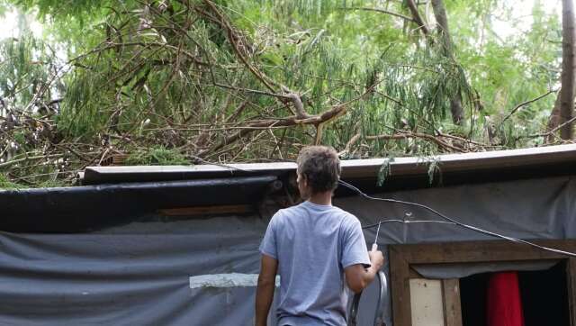 Um dia depois de vendaval, fam&iacute;lias lutam para reconstruir barracos