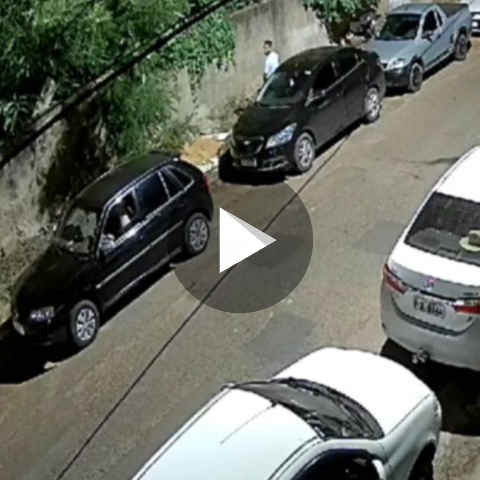 Homem quebra vidro de carro e rouba mochila com notebook na Travessa Itaim
