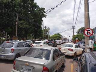 Fluxo começa no pontilhão da Rua Ceará e se estende até entrada da Uniderp (Foto: Ana Beatriz Rodrigues)