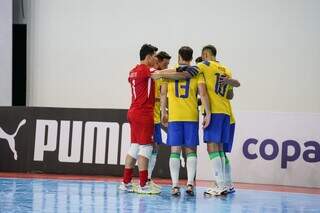 Jogadores da Seleção Brasileira de Futsal reunidos em quadra (Foto: Conmebol)