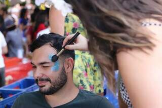 Folião usa glitter para curtir o carnaval em Campo Grande (Foto: Paulo Francis)