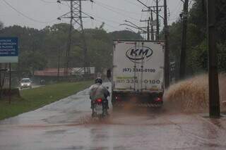 Motorista enfrentando chuva intensa em Campo Grande (Foto: Arquivo/Henrique Kawaminami)