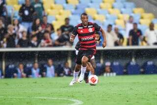 De La Cruz conduzindo bola pelo gramado do Estádio Maracanã (Foto: Marcelo Cortes/CRF)