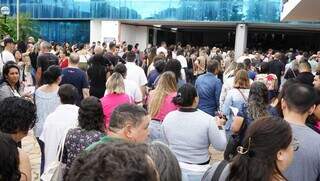 Candidatos entrando em um dos locais de prova neste domingo (Foto: Alex Machado)