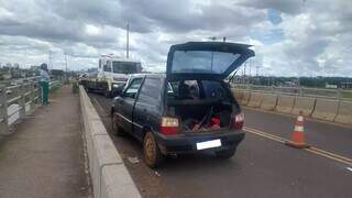 Acidente aconteceu em cima do viaduto e fila de carros se formou na pista (Foto: Dayene Paz)