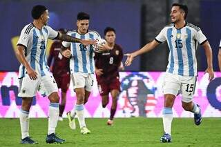 Jogadores argentinos comemorando gol de empate diante da Venezuela (Foto: Divulgação/Conmebol) 