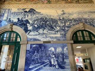 Paredes da Estação de Campanha, de onde partem dezenas de trens diariamente, repletas de azulejos, símbolo da identidade cultural de Portugal, orgulho da cidade do Porto – Foto: Reprodução