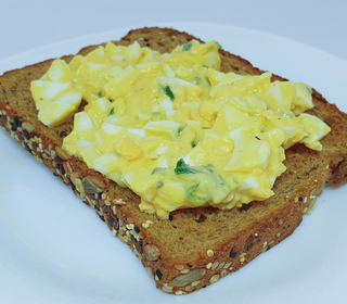 A pasta de ovos é rica em sabor e serve muito bem como aperitivo em torradas.