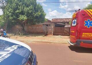 Viaturas da PM e do Corpo de Bombeiros em frente ao local do crime (Foto: Direto das Ruas)