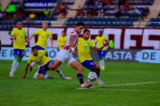 Jogador paraguaio finaliza contra o gol do Brasil pelo Pré-Olímpico (Foto: Albirroja / Divulgação)