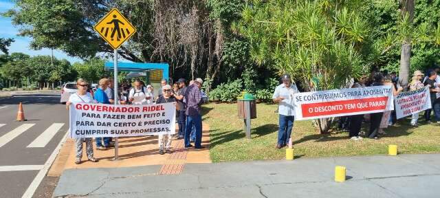 Aposentados protestam em frente &agrave; Assembleia contra desconto de 14%