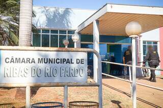 Agentes do Gaeco durante operação na Câmara Municipal de Ribas do Rio Pardo (Foto: Henrique Kawaminami)