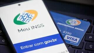 Celular exibe aplicativo de acesso e cartão dos beneficiários do INSS (Foto: Reprodução/ Luiz Lima Jr)