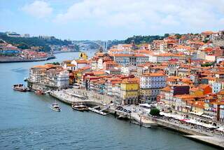 A beleza da cidade do Porto, logo ao fundo a histórica ponte Dom Luis I, construída entre 1881 e 1886 para ligar as cidades do Porto e Vila Nova de Gaia – Foto: Reprodução