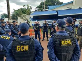 Efetivo da Guarda Civil Municipal reunido, no primeiro dia de atuação na base móvel do Bairro Caiobá (Foto: Caroline Maldonado)
